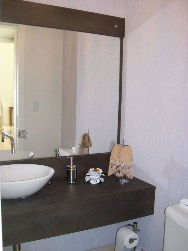 29. O balcão para banheiro com espelho deve ser instalado da melhor forma simples. Projeto de Alessandra Maioli