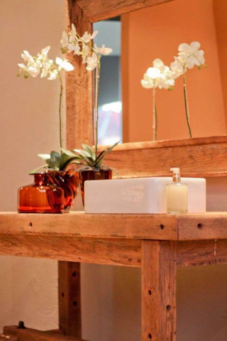 25. O balc&atilde;o para banheiro pode parecer mais como uma mesa. Projeto de Joel Caetano Paes