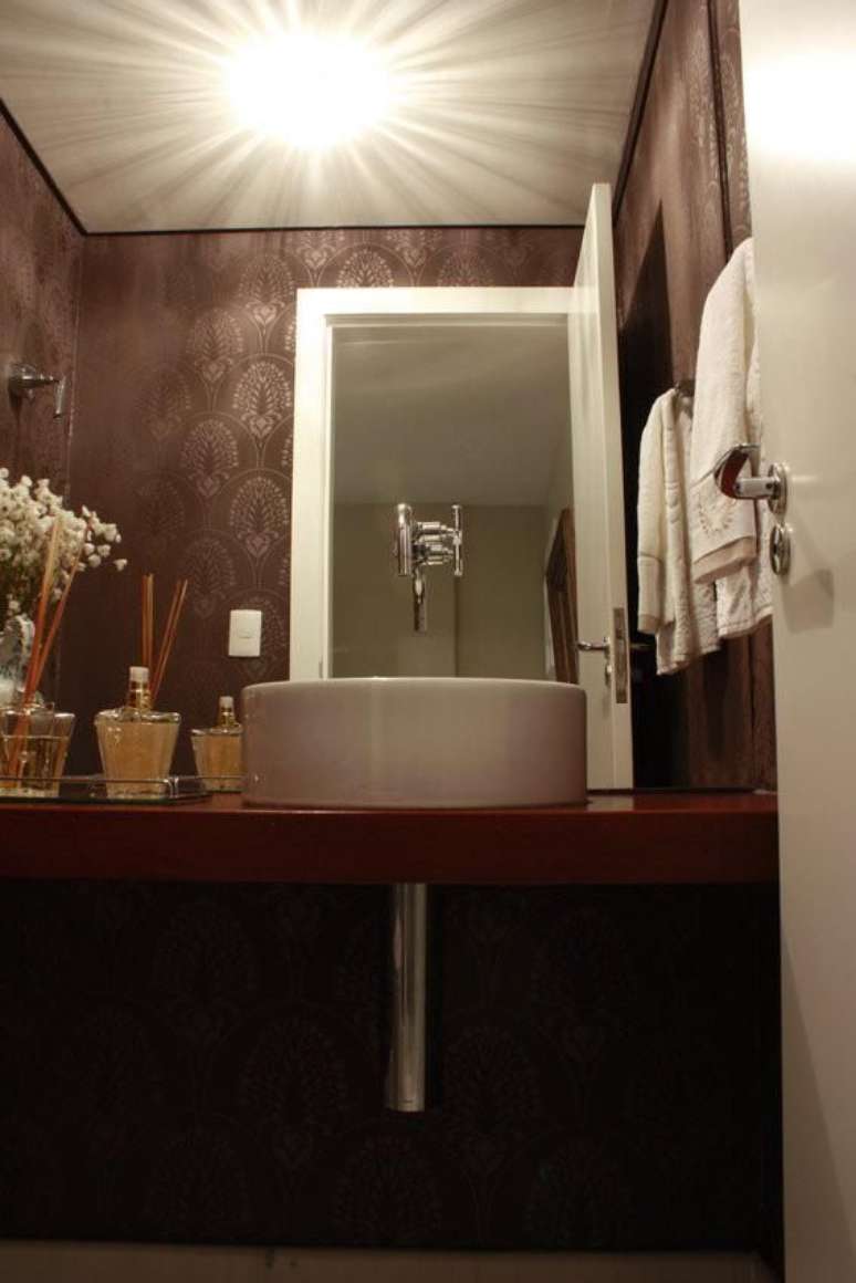 33. Este balcão para banheiro é simples e usa a torneira no próprio espelho embutido. Projeto de Mutabile Arquitetura e Design Gráfico