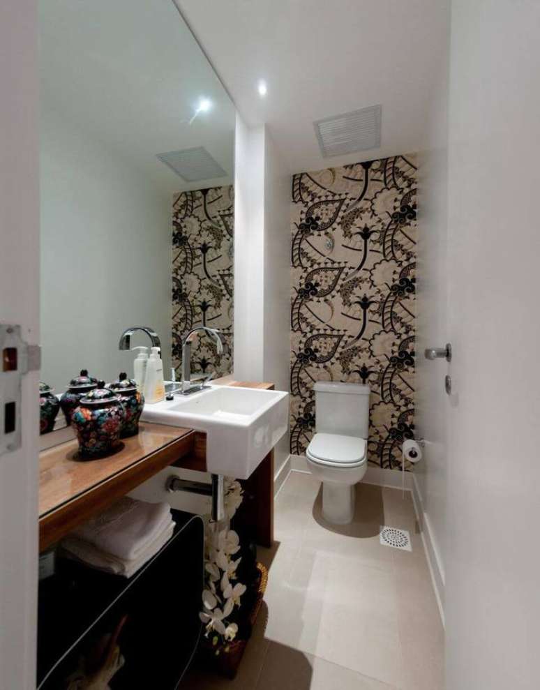 24. O balcão para banheiro preenche o ambiente. Projeto de Archdesign Studio