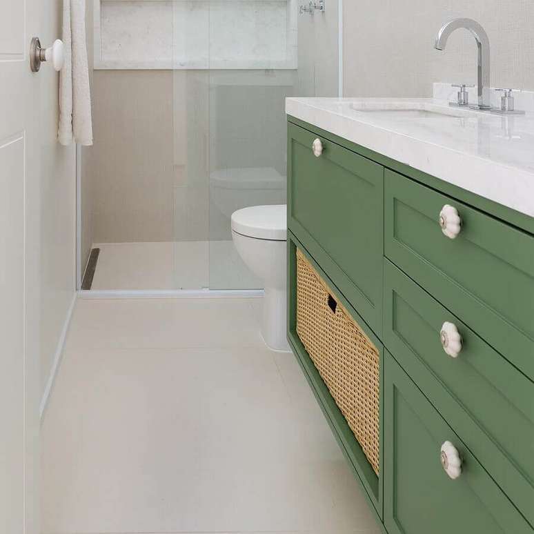 10. Decoração para banheiro todo branco com gabinete verde musgo – Foto: Doma Arquitetura