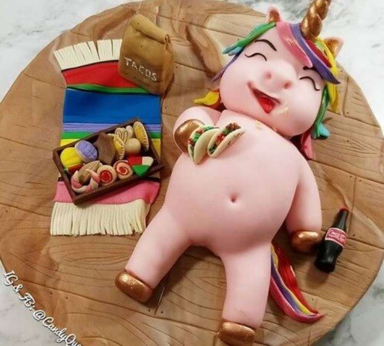 54. Bolo de unic&oacute;rnio redondo com unic&oacute;rnio comendo tacos &ndash; Por: CutesyPooh