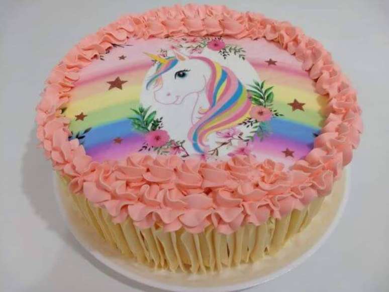 55. Bolo de anivers&aacute;rio de chantilly com papel de arroz &ndash; Por: Maritell e Doces