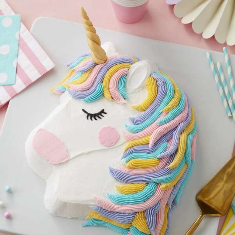 61. Bolo de anivers&aacute;rio unic&oacute;rnio feito de chantilly &ndash; Por: Pinterest