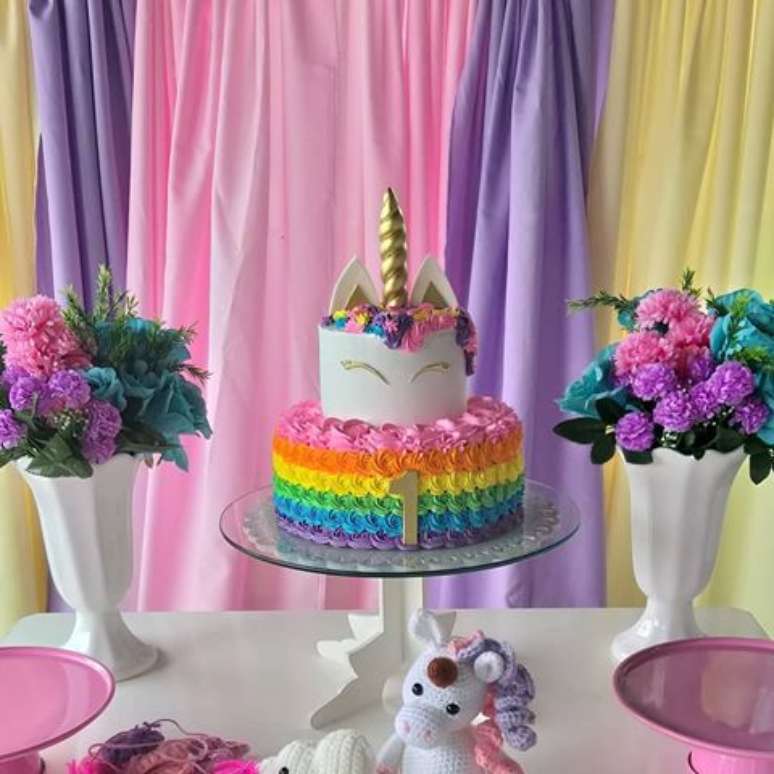 100. Aposte no bolo de unicórnio chantilly colorido para sua festa temática – Por: Pinterest