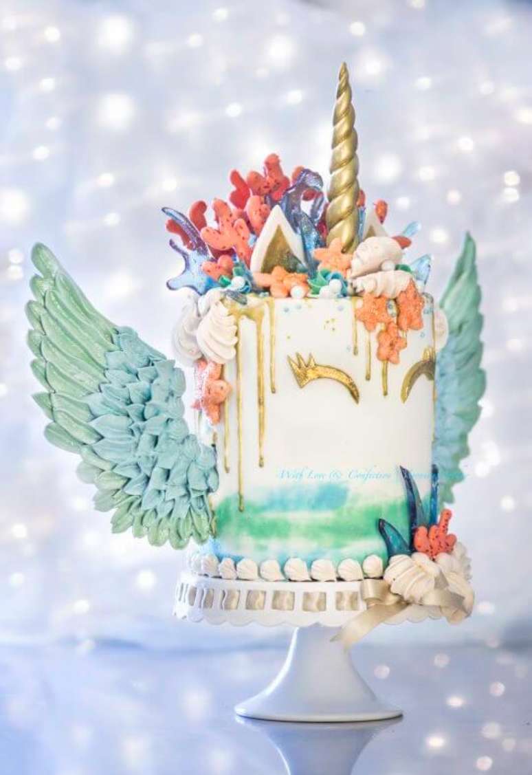 2. Bolo de unic&oacute;rnio alado em azul com detalhes dourados &ndash; Por: Wedd Book