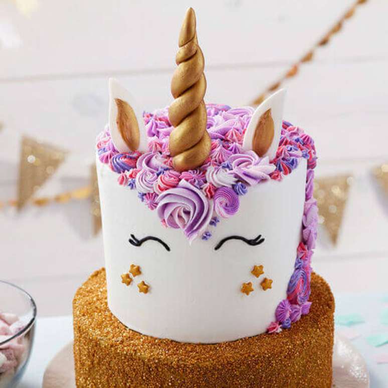77. Use roxo com dourado para ter uma decora&ccedil;&atilde;o linda junto do seu bolo de unic&oacute;rnio &ndash; Por: Wilton