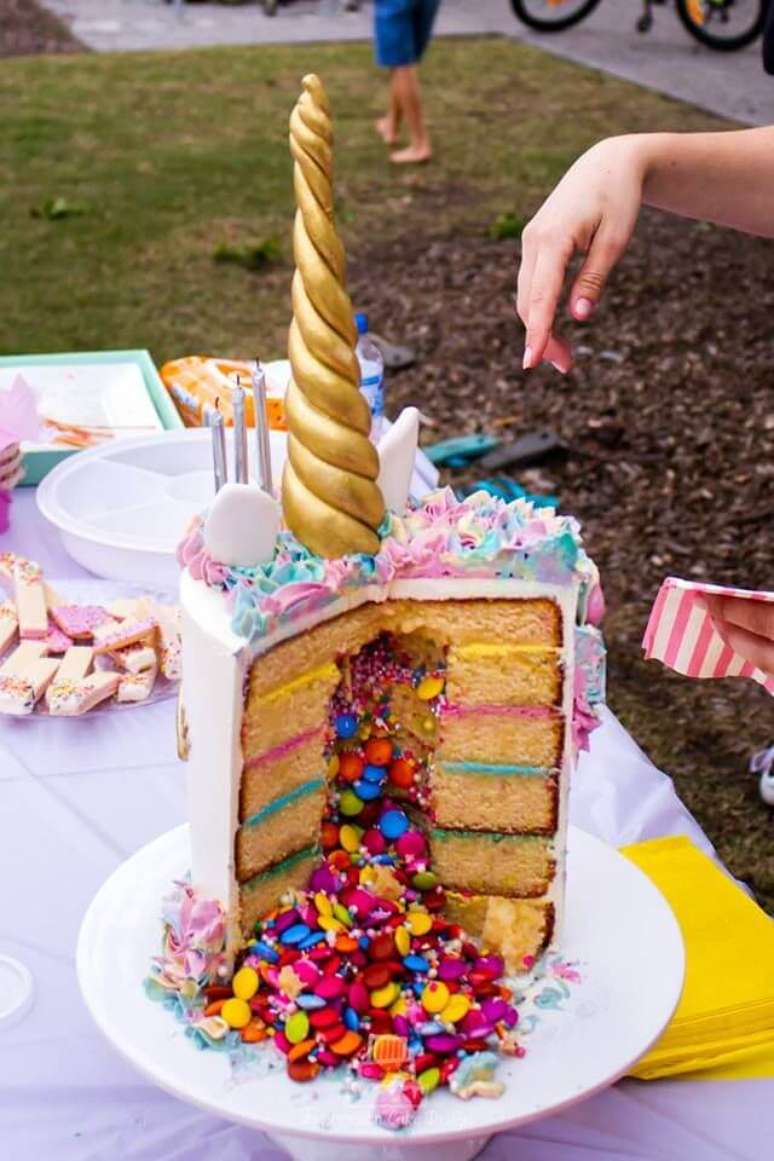 78. Use confetes dentro do bolo de unicórnio redondo para surpreender os convidados ao cortá-lo – Por: Pinterest