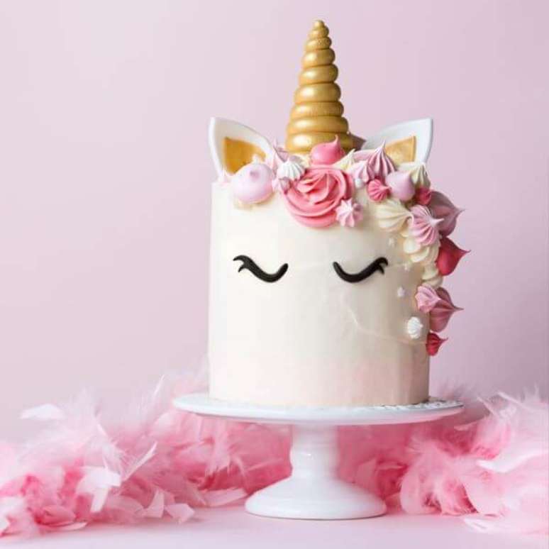 82. Use detalhes m&aacute;gicos na decora&ccedil;&atilde;o para ter um lindo ambiente com bolo de unic&oacute;rnio &ndash; Por: Cakery Creation