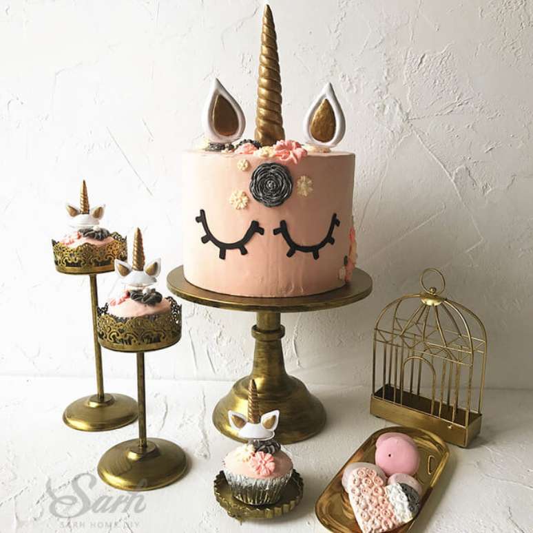 83. Bolo de unic&oacute;rnio dourado e cor de rosa &ndash; Por: Pinterest