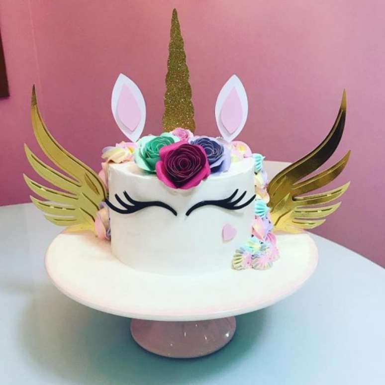 102. O bolo de unic&oacute;rnio dourado fica lindo para o seu ambiente &ndash; Por: Pinterest