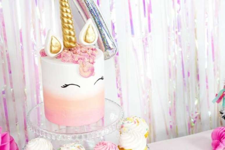 12. bolo de unicórnio simples para festa em tons de rosa e prata – Por: Jambore Style