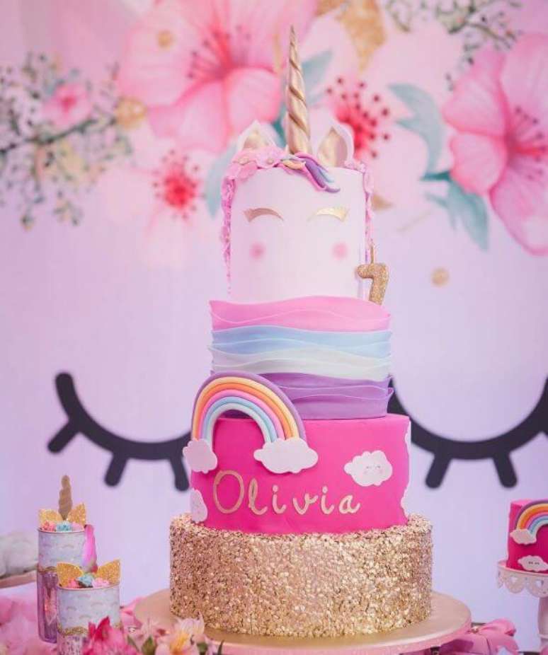 13. Bolo de unic&oacute;rnio 4 andares decorado para festa tem&aacute;tica &ndash; Por: Pinterest