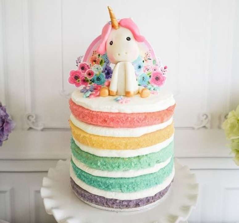 4. Bolo de unicórnio naked cake com massas coloridas e topo de bolo unicórnio de biscuit. Bem fofo! – Por: Pinterest