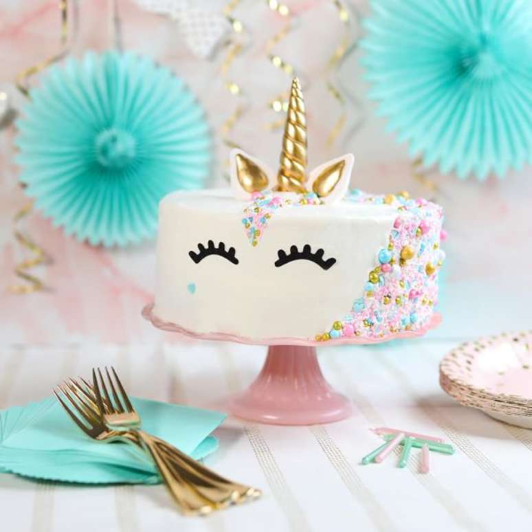 22. Bolo de unic&oacute;rnio simples para festa de anivers&aacute;rio em casa &ndash; Por: Ready Set Eat