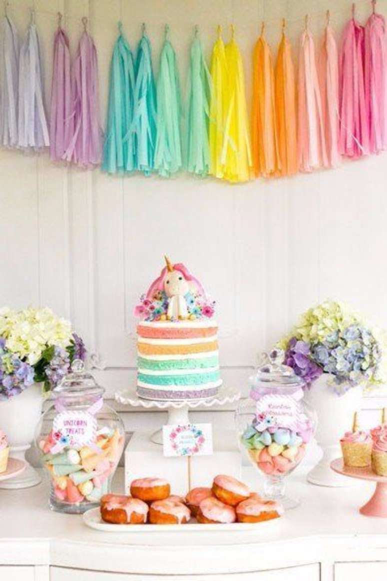 23. Bolo de unic&oacute;rnio simples com topo de bolo unic&oacute;rnio para combinar com a decora&ccedil;&atilde;o colorida e linda &ndash; Por: Pinterest