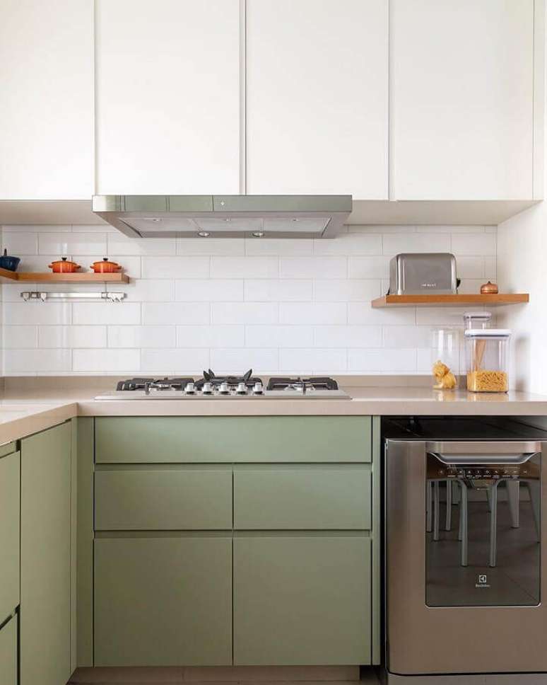 20. Decoração para cozinha planejada na cor verde musgo e branca – Foto: DT Studio