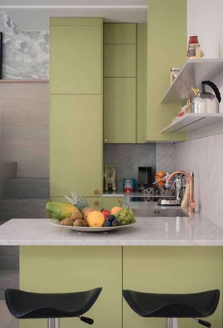 24. Cozinha moderna planejada com móveis verde musgo e bancada cinza – Foto: Ideias Decor