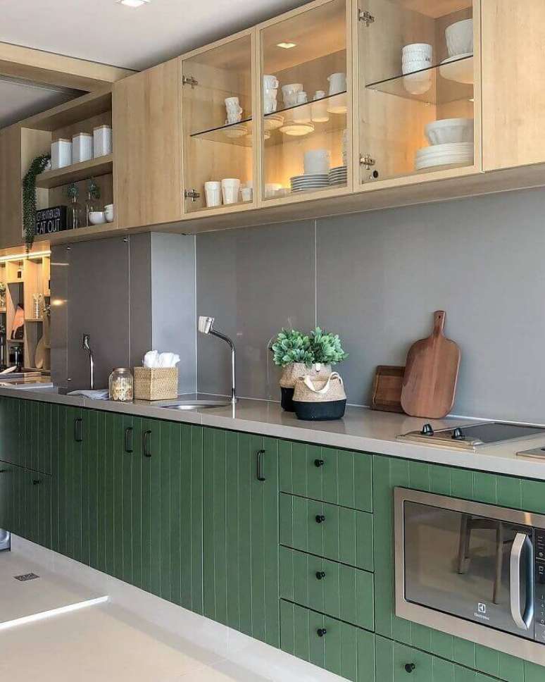 25. Decoração para cozinha planejada em verde musgo com armário aéreo de madeira – Foto: Carol Miluzzi