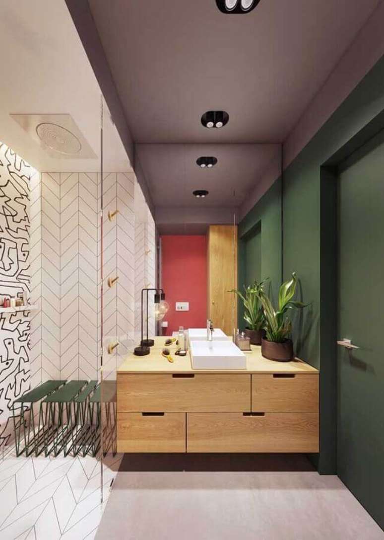 30. Parede verde musgo para banheiro moderno com gabinete de madeira – Foto: iFuun