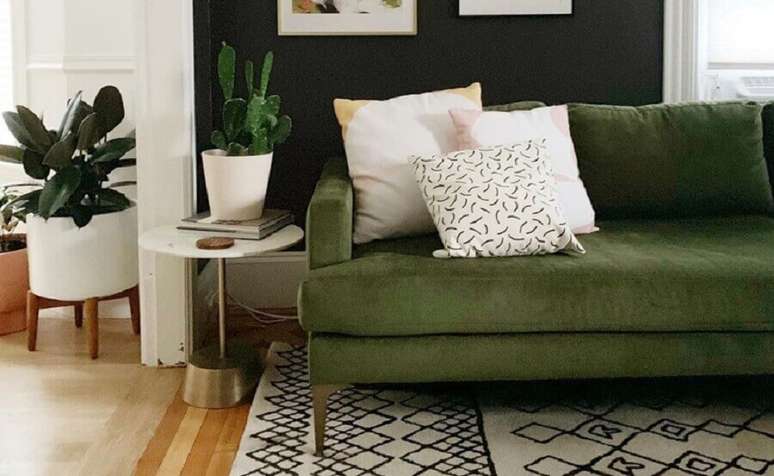 37. Decoração para sala de estar com tapete estampado e sofá verde musgo – Foto: Cassie Johs