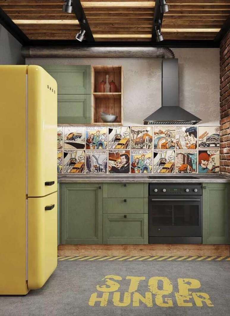 40. Cozinha simples decorada com armário verde musgo e geladeira amarela retrô – Foto: Pinterest