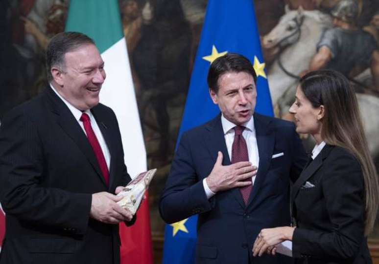 Italiana dá parmesão a Pompeo em ato contra guerra comercial