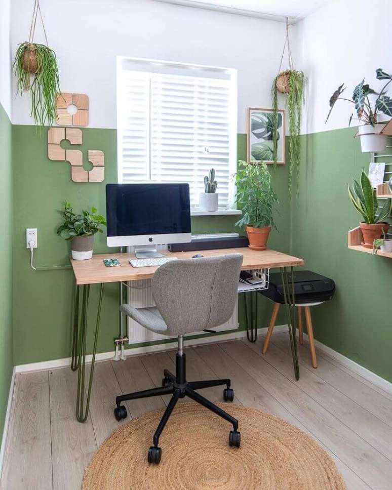 41. Home office simples decorado com tinta verde musgo na parede – Foto: Kelly