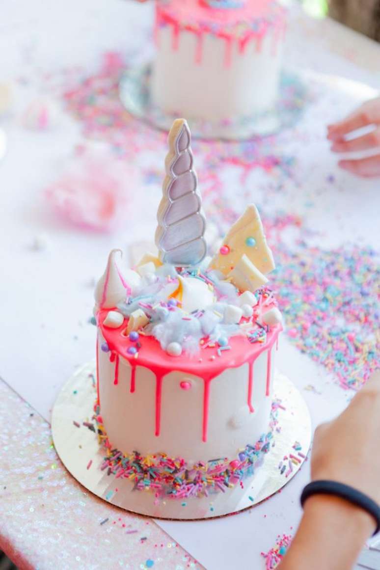 33. Mini bolo de unicórnio para festa infantil – Por: Pinterest