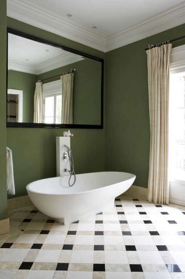 43. Banheiro com parede verde musgo e banheira pequena – Foto: Archilovers