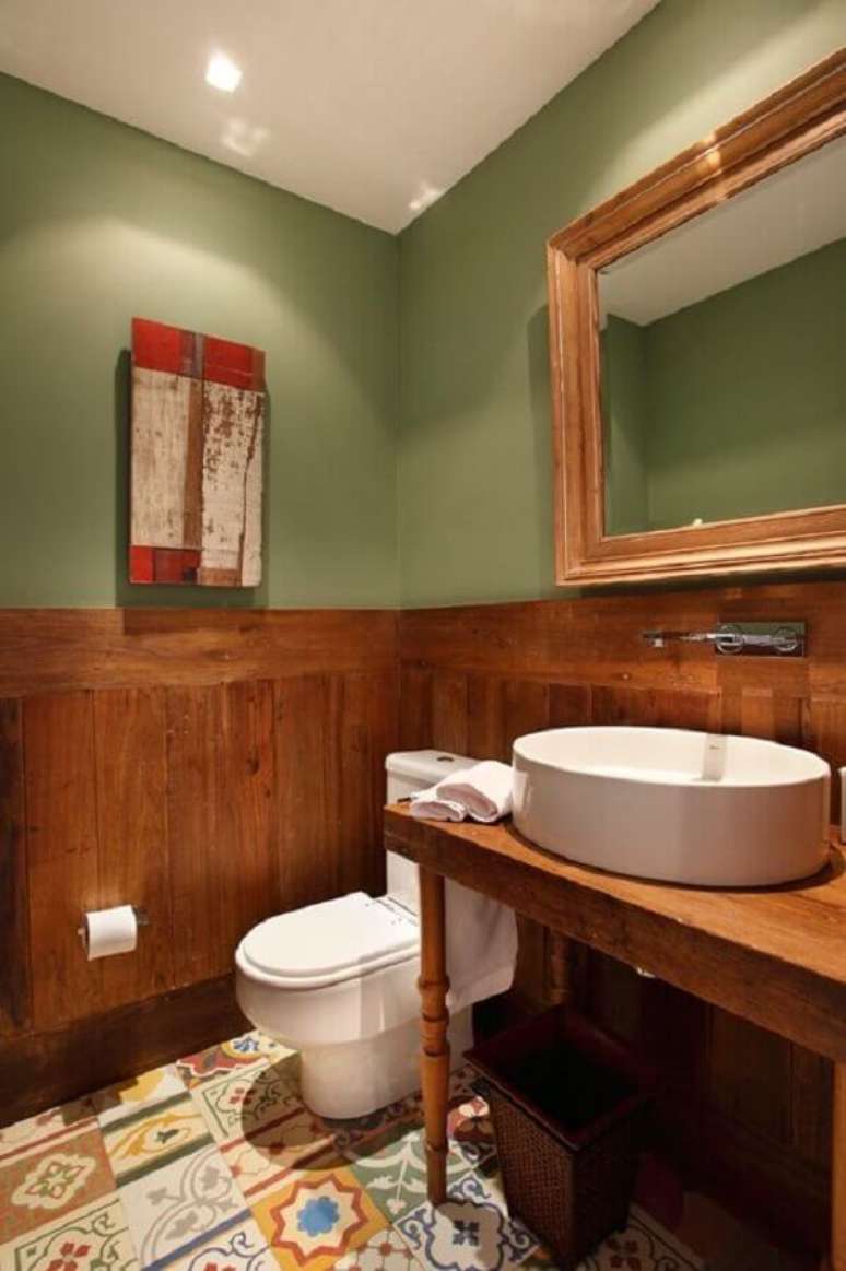 44. Tinta verde musgo para decoração de banheiro com revestimento de madeira e cuba branca – Foto: Revest Acabamentos
