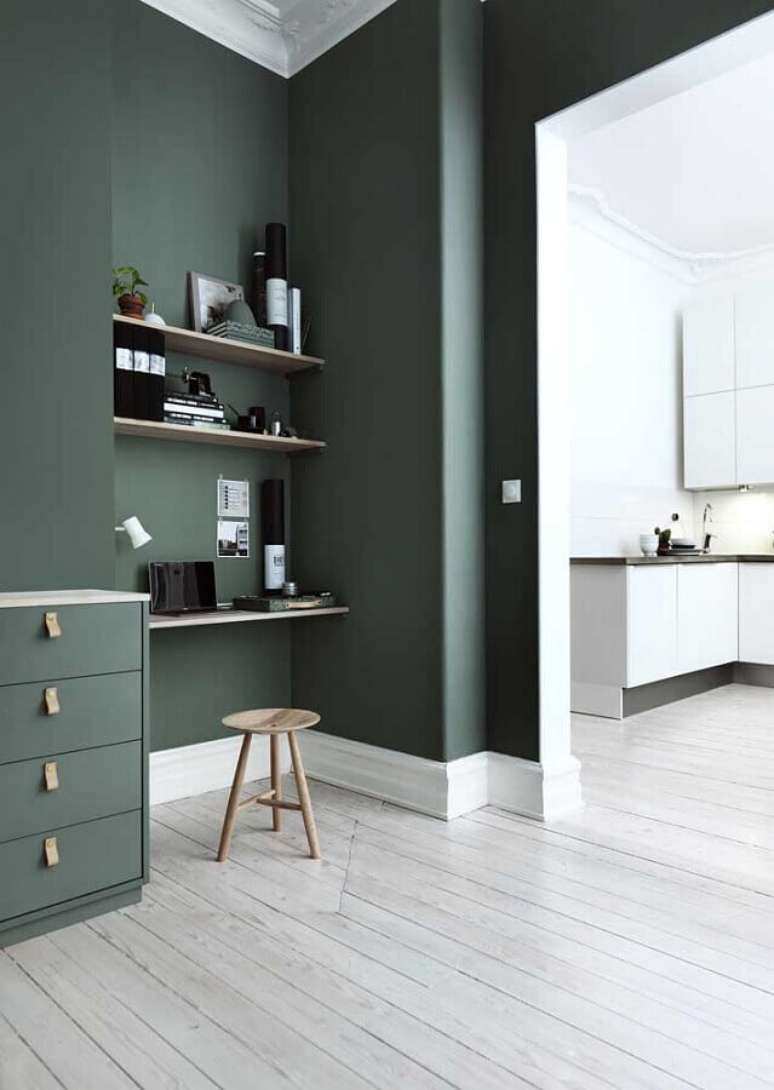 46. Decoração para home office moderno com tinta verde musgo para parede – Foto: The Home Issue