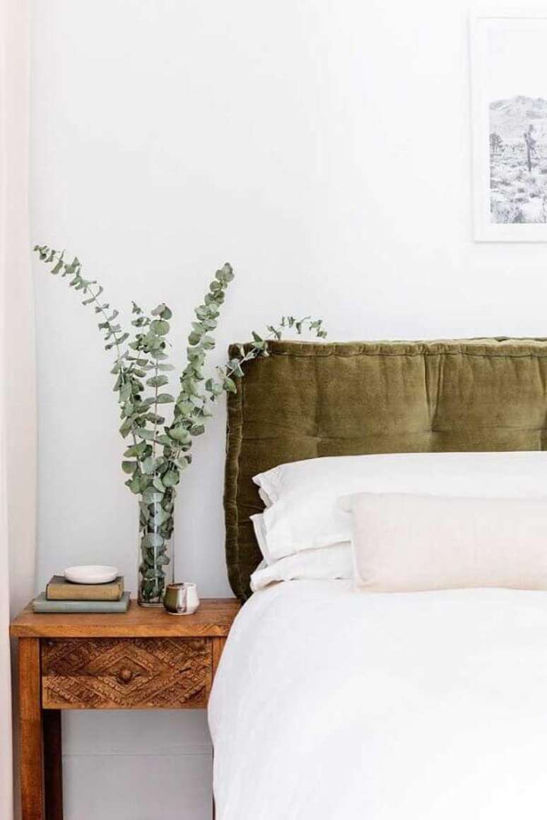 8. Quarto decorado com cabeceira verde musgo e criado mudo de madeira rústica – Foto: The Home Issue