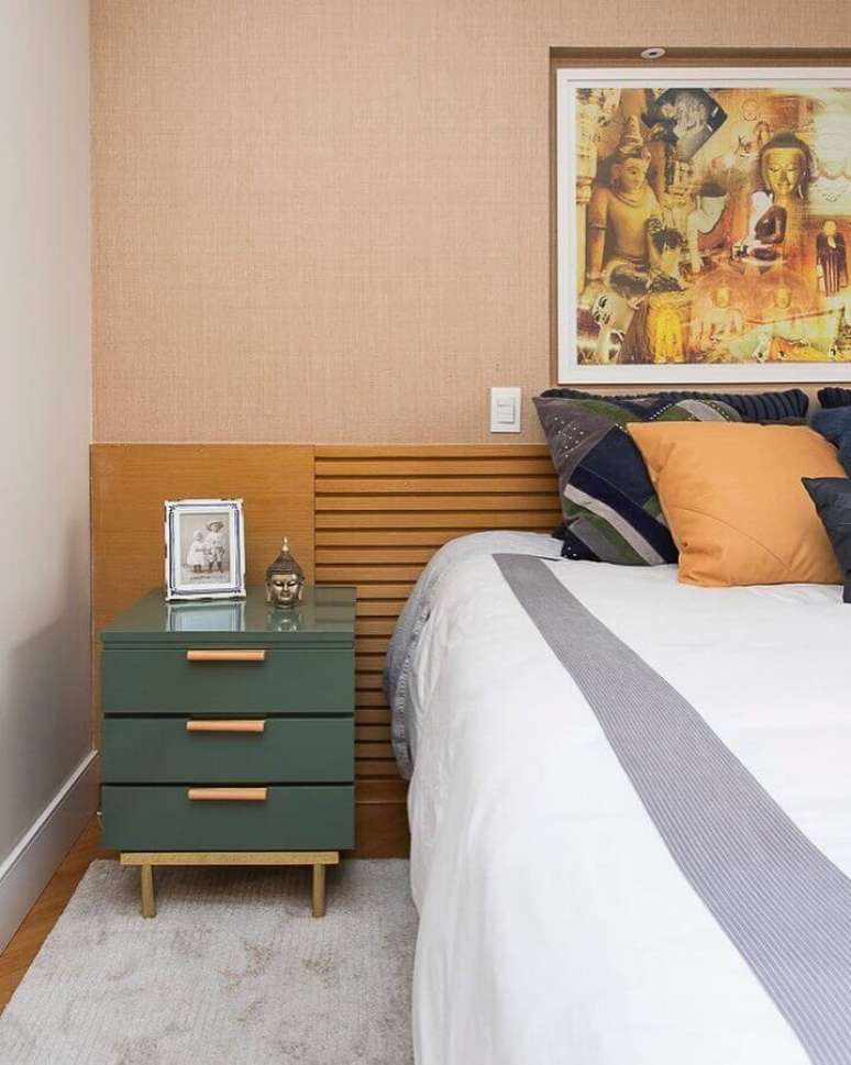 48. Quarto decorado com parede salmão e criado mudo verde musgo – Foto: Bianchi e Lima Arquitetura