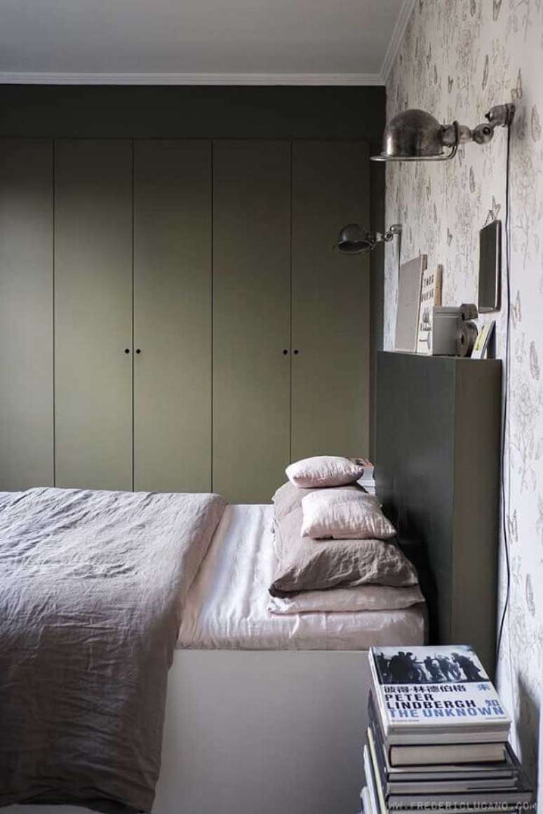 49. Quarto de casal decorado com guarda roupa planejado verde musgo – Foto: Apartment Therapy