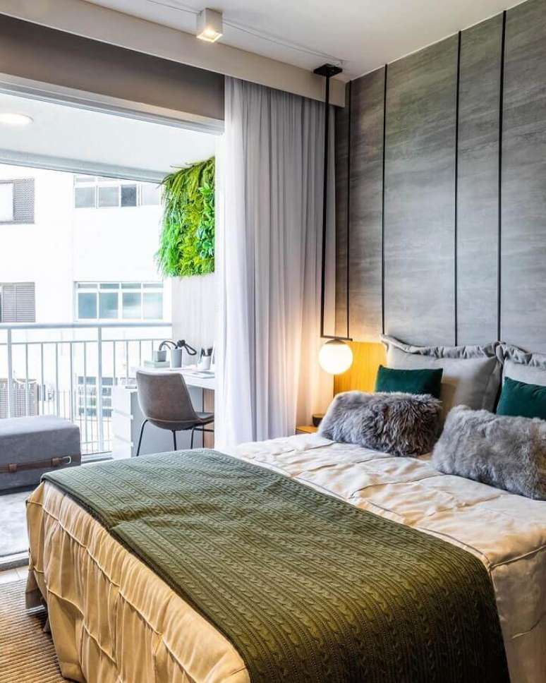 9. Aqui o quarto de casal moderno decorado em cores neutras ganhou uma roupa de cama na cor verde musgo – Foto: Claudia Albertini Arquitetura