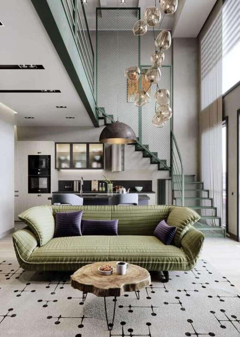 52. Sala com pé direito alto decorada com sofá verde musgo e luminária de teto moderno – Foto: Behance
