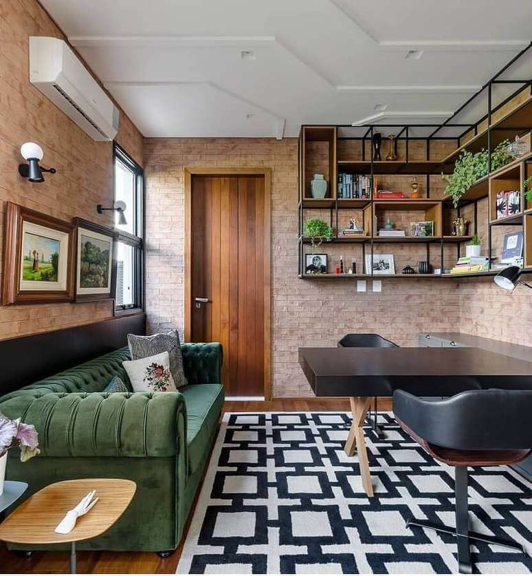 55. Sala de jantar decorada com parede de tijolinho e sofá verde musgo – Foto: Pinterest