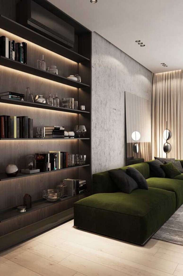 5. Decoração moderna para sala com sofá verde musgo e estante planejada com iluminação embutida – Foto: Behance