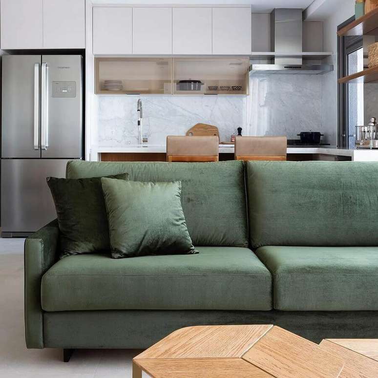 60. Sofá verde musgo para sala integrada com cozinha moderna – Foto: Doma Arquitetura