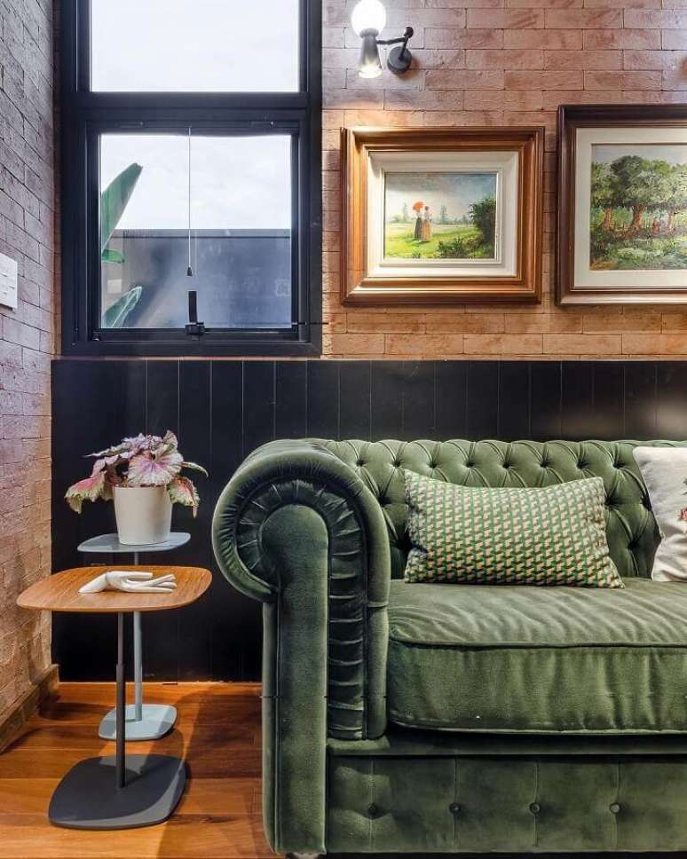 61. Modelo retrô de sofá verde musgo para sala com parede de tijolinho à vista – Foto: Andrea Murão