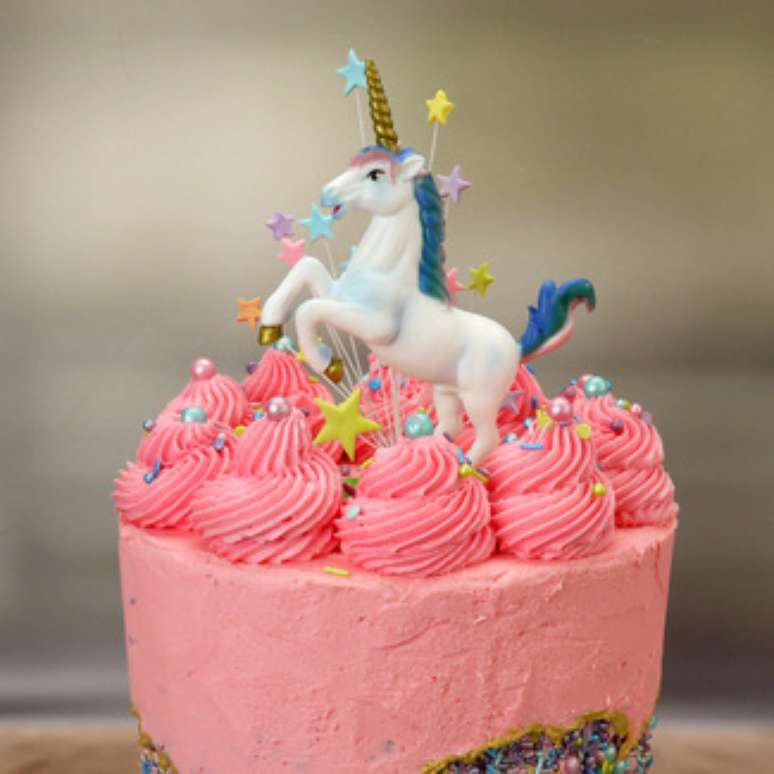 36. O topo de bolo unic&oacute;rnio &eacute; lindo para decorar os bolos simples &ndash; Por: Cake Craft Shop