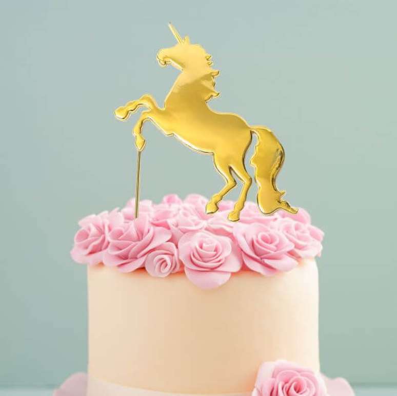 37. Topo de bolo unicórnio dourado em bolo de pasta americana – Por: Padstow Food Service
