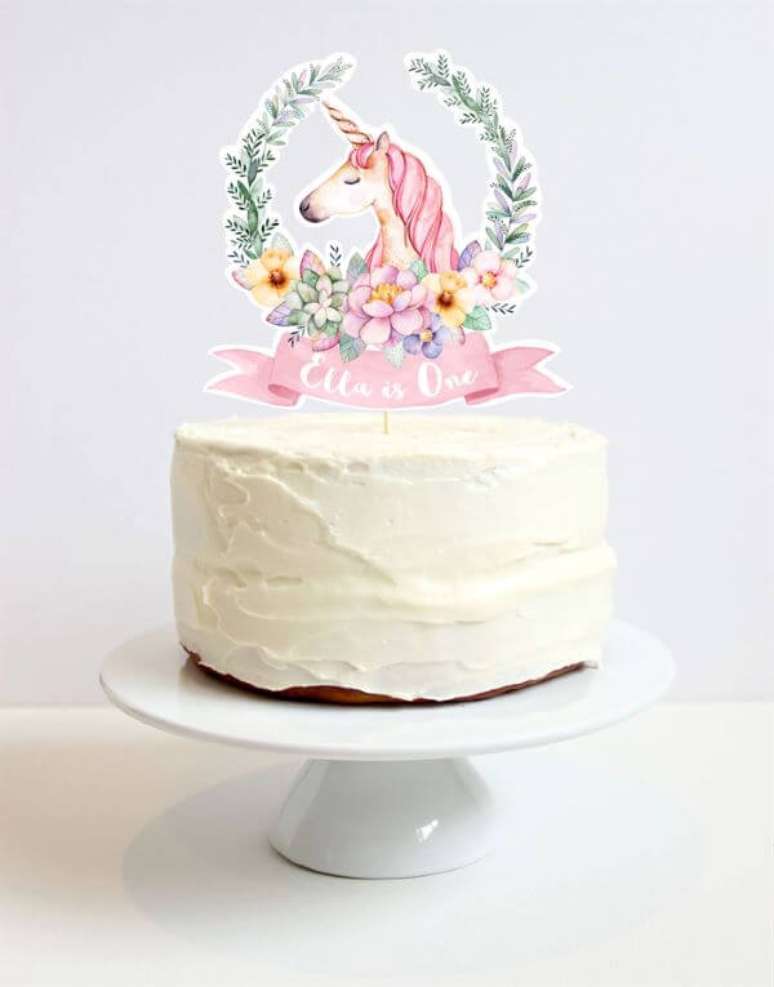 3. O Topo de bolo unicórnio é lindo para decorar o bolo simples – Por: Made it