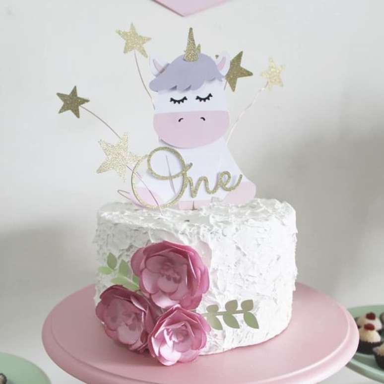 47. Bolo unic&oacute;rnio chantilly simples com topo de detalhes dourados &ndash; Por: Pinterest