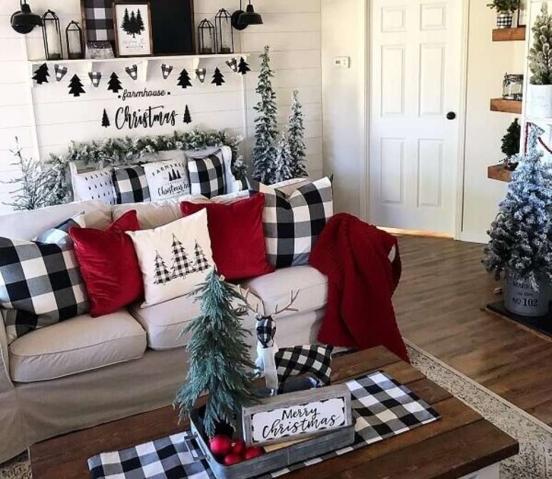 2. Sala de estar decorada com diversos elementos natalinos incluindo almofadas de Natal com diferentes estampas. Fonte: Pinterest