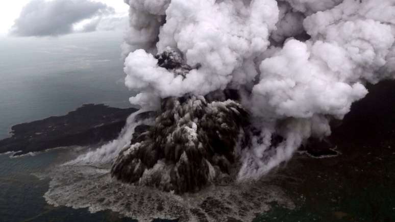 Vulcão Anak Krakatau - ou "Filhote de Krakatoa", em tradução livre - explodiu em dezembro