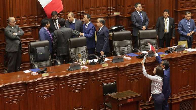 Congresso peruano teve sessão tumultuada na segunda-feira, com troca de acusações e protestos
