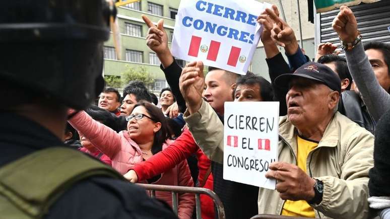 Manifestantes cobram fechamento do Congresso peruano em Lima