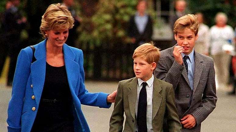 A jornalista Katie Nicholl diz que a princesa Diana foi 'frequentemente seguida' por paparazzi